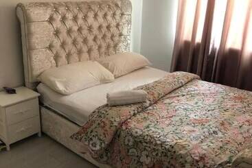 اقامتگاه Immaculate 2 Bed House In High Wycombe Hp14