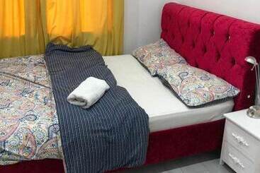 اقامتگاه Immaculate 2 Bed House In High Wycombe Hp14
