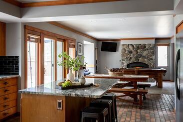 Skylight By Avantstay Elevated Mountain Home W/ Hot Tub, Billiards, Large Patio