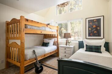 Hartwood By Avantstay Cozy Big Bear Abode W/ Spacious Deck & Stone Fireplace