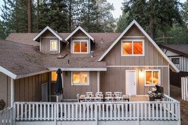 Hartwood By Avantstay Cozy Big Bear Abode W/ Spacious Deck & Stone Fireplace