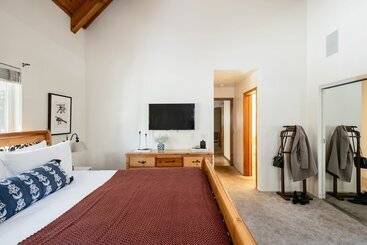 Hartwood By Avantstay Cozy Big Bear Abode W/ Spacious Deck & Stone Fireplace