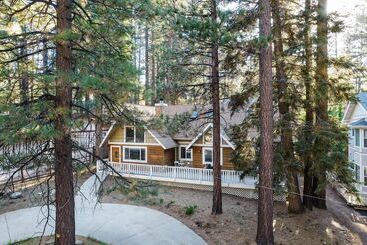 Hartwood By Avantstay Cozy Big Bear Abode W/ Spacious Deck & Stone Fireplace