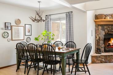 Hartwood By Avantstay Cozy Big Bear Abode W/ Spacious Deck & Stone Fireplace