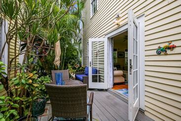 Tumi S Time Out By Avantstay Heart Of Old Town W/ Shared Pool Month Long Stays Only