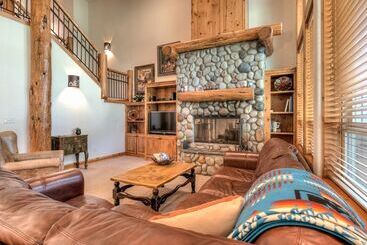 Aquila Lodge   Unit 15