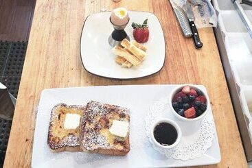 تختخواب و صبحانه Come As You Are Inn Llc