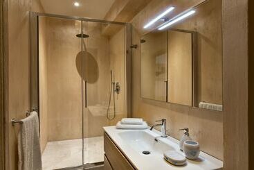 تختخواب و صبحانه Iconic Luxury Suite