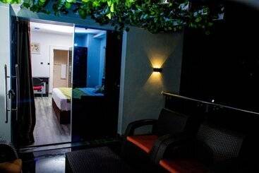 هتل Whitevill Hospitality And Homes