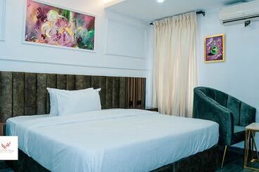 هتل Whitevill Hospitality And Homes
