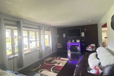 پانسیون Akeem S  Guest House