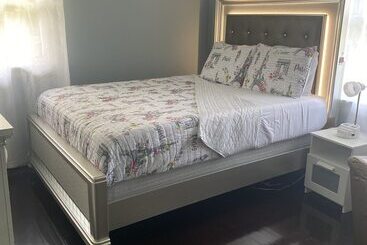 پانسیون Akeem S  Guest House
