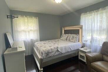 پانسیون Akeem S  Guest House