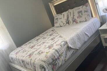 پانسیون Akeem S  Guest House
