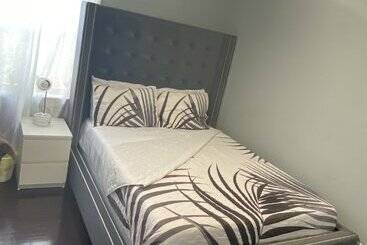 پانسیون Akeem S  Guest House
