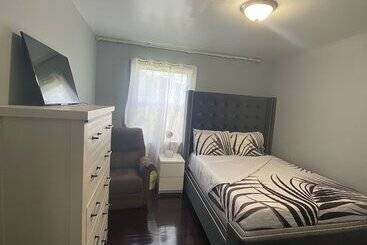 پانسیون Akeem S  Guest House