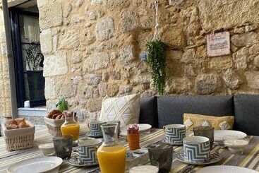 پانسیون Maison De La Tour