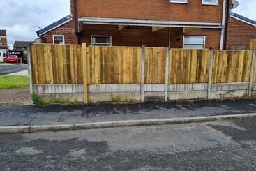 اقامتگاه Immaculate 3 Bed House With Free Parking In Bolton