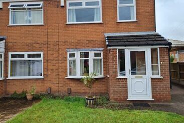 اقامتگاه Immaculate 3 Bed House With Free Parking In Bolton