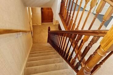 اقامتگاه Immaculate 3 Bed House With Free Parking In Bolton