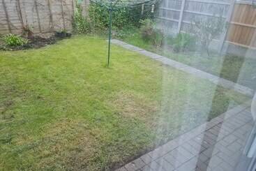 اقامتگاه Immaculate 3 Bed House With Free Parking In Bolton