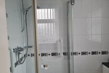 اقامتگاه Immaculate 3 Bed House With Free Parking In Bolton