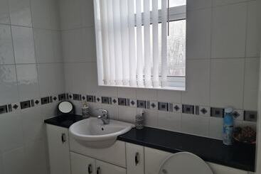 اقامتگاه Immaculate 3 Bed House With Free Parking In Bolton