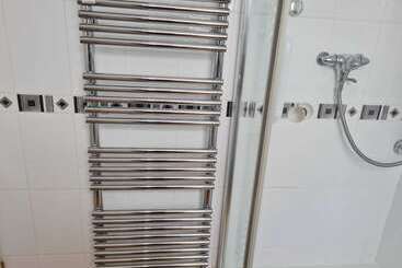 اقامتگاه Immaculate 3 Bed House With Free Parking In Bolton