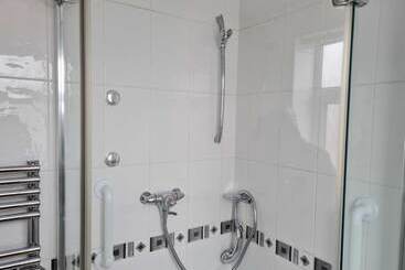 اقامتگاه Immaculate 3 Bed House With Free Parking In Bolton
