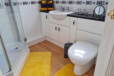 اقامتگاه Immaculate 3 Bed House With Free Parking In Bolton