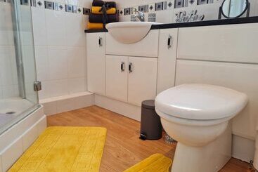 اقامتگاه Immaculate 3 Bed House With Free Parking In Bolton