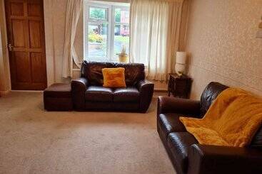 اقامتگاه Immaculate 3 Bed House With Free Parking In Bolton