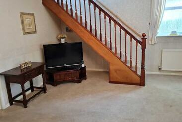 اقامتگاه Immaculate 3 Bed House With Free Parking In Bolton