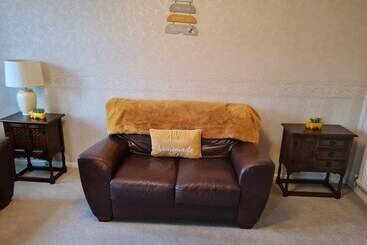 اقامتگاه Immaculate 3 Bed House With Free Parking In Bolton