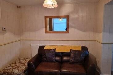 اقامتگاه Immaculate 3 Bed House With Free Parking In Bolton