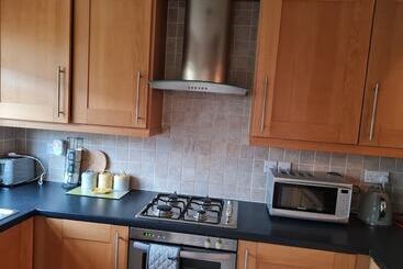 اقامتگاه Immaculate 3 Bed House With Free Parking In Bolton