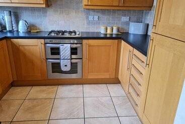 اقامتگاه Immaculate 3 Bed House With Free Parking In Bolton