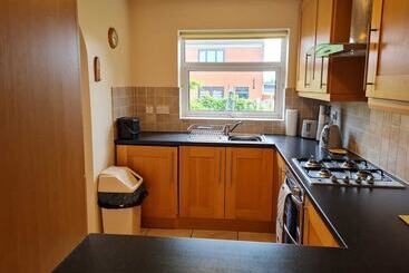 اقامتگاه Immaculate 3 Bed House With Free Parking In Bolton