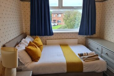 اقامتگاه Immaculate 3 Bed House With Free Parking In Bolton