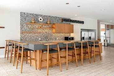 Stunning 2br 2ba W/sky Pool Lounge Cozysuites
