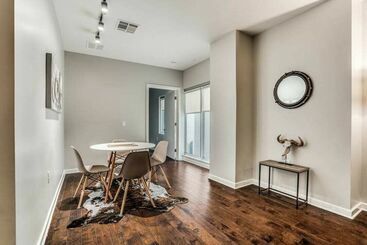 Stunning 2br 2ba W/sky Pool Lounge Cozysuites