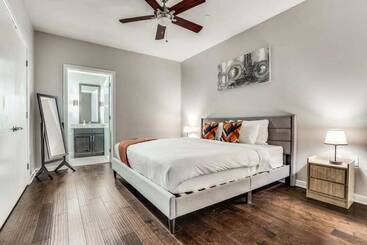Stunning 2br 2ba W/sky Pool Lounge Cozysuites