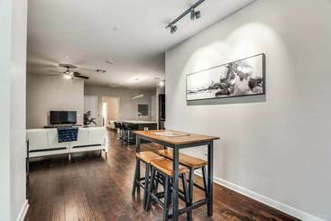 Stunning 2br 2ba W/sky Pool Lounge Cozysuites