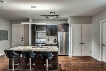 Stunning 2br 2ba W/sky Pool Lounge Cozysuites
