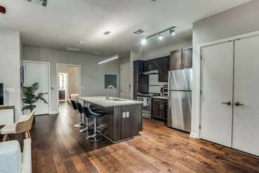 Stunning 2br 2ba W/sky Pool Lounge Cozysuites