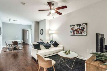 Stunning 2br 2ba W/sky Pool Lounge Cozysuites