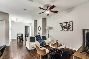 Stunning 2br 2ba W/sky Pool Lounge Cozysuites