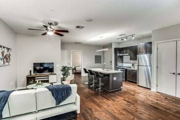 Stunning 2br 2ba W/sky Pool Lounge Cozysuites