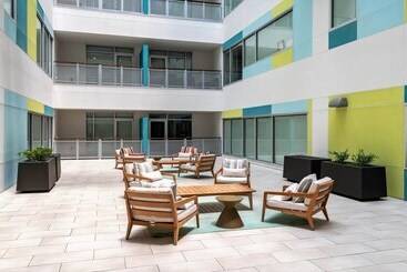 Stunning 2br 2ba W/sky Pool Lounge Cozysuites