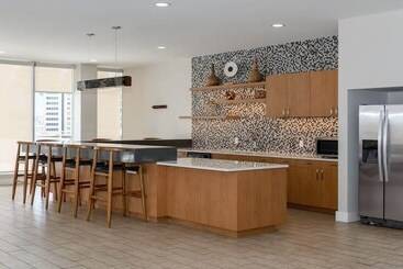 Stunning 2br 2ba W/sky Pool Lounge Cozysuites